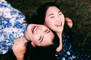 你知道嗎,笑容也可以微整形!一個充滿感染力的迷人微笑,讓人一整天心情愉悅,經常需要面對媒體的彩妝師陳小姐,透過「DSD數位微笑設計」牙齒微調,笑容產生了驚人的變化。職業為彩妝師的陳小姐,因為工作關係,需要經常接受媒體採訪、拍照,看著刊登出來照片中的自己,整體妝容都很完美,唯獨微笑時露出的上排牙齒,門牙小小的,且顏色不…
