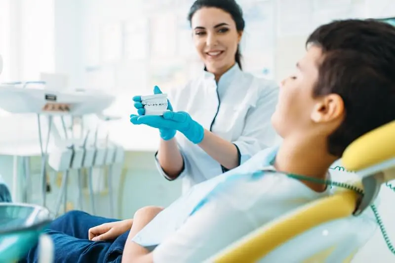 最新消息 6 female dentist shows dentures to little boy QL97ED4