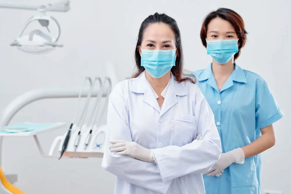 最新消息 5 dentist-and-nurse-in-medical-masks-7489FYN (1)