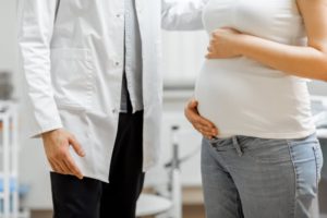 doctor-with-a-pregnant-woman-in-the-office-Q3QKKP6 (1)