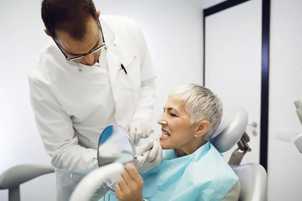 最新消息 1 dentist checking woman s teeth at clinic 2022 03 09 02 09 53 utc 1