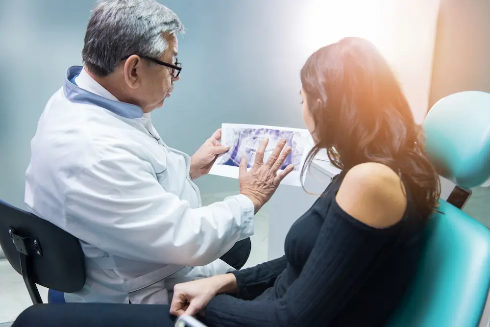 最新消息 8 dentist holding xray and patient 2022 02 06 12 56 23 utc 2