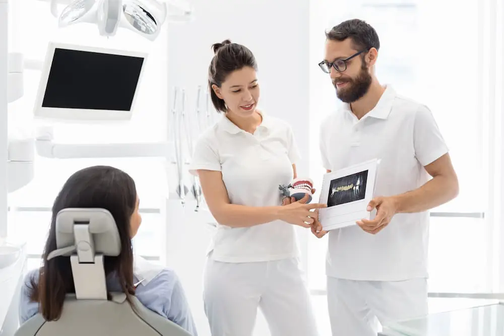 最新消息 4 two dentists showing and explaining teeth disease 2021 08 26 16 34 00 utc 1
