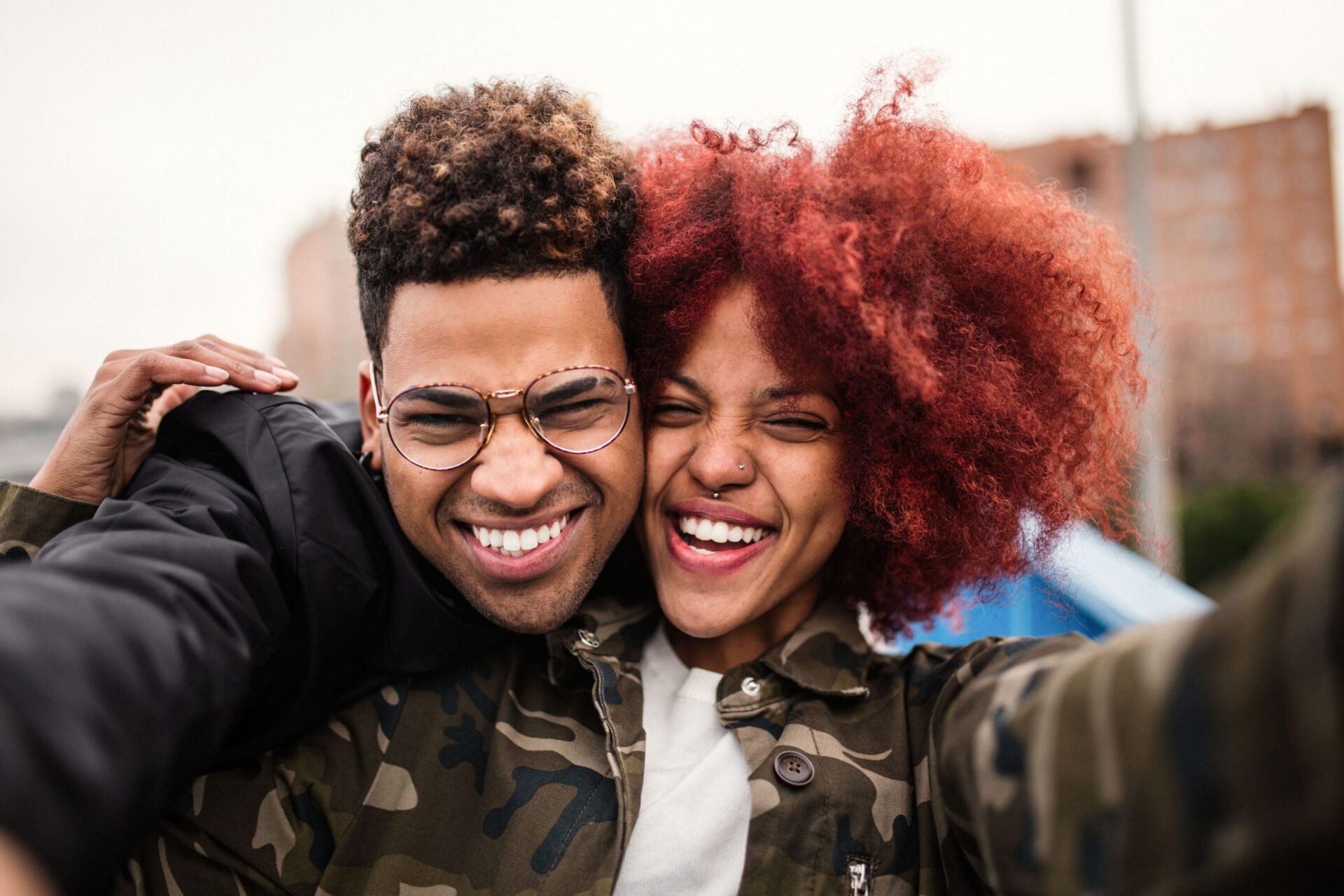 最新消息 1 cheerful black couple embracing and laughing 2022 03 04 05 36 48 utc 1 scaled